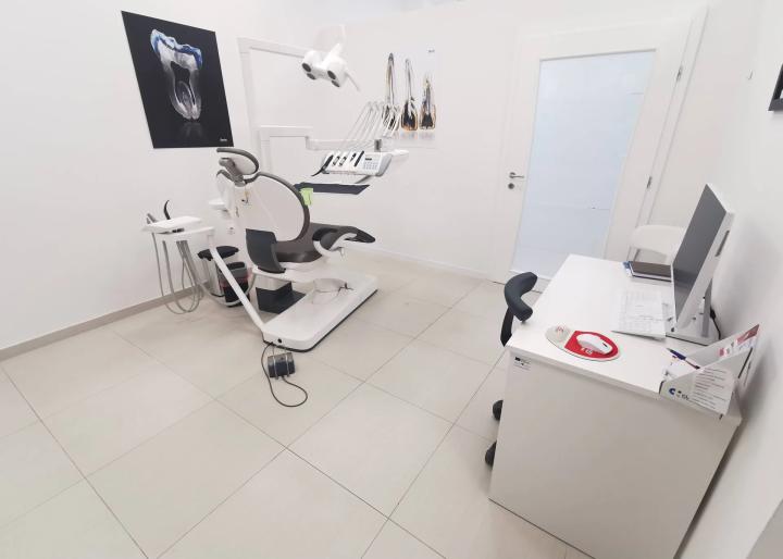 Smile Implantology Centre 10